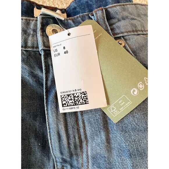 H&M Women's Blue Light Wash Mid-Rise Cut-Off Denim Shorts Size 8 NWT - Picture 4 of 5